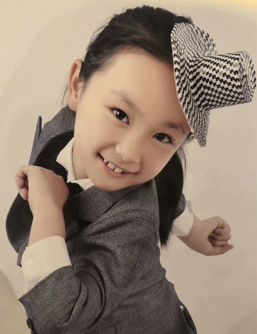 孙俪妹妹晒童年一寸照,满脸婴儿肥甜美可爱,颜值不输外甥女小花