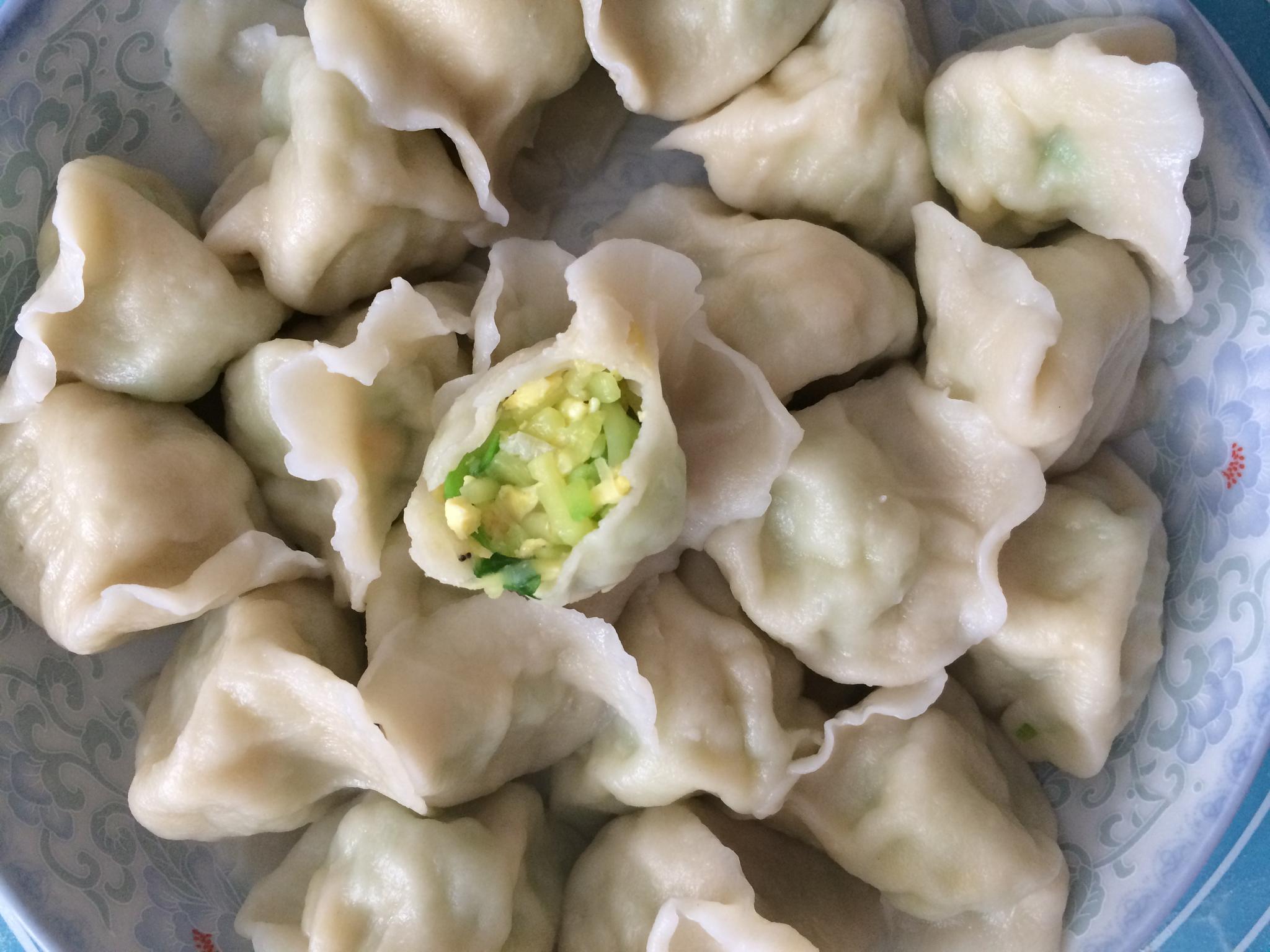 连续几天都是肉有点腻了,中午吃西葫芦馅素饺子,美味依旧