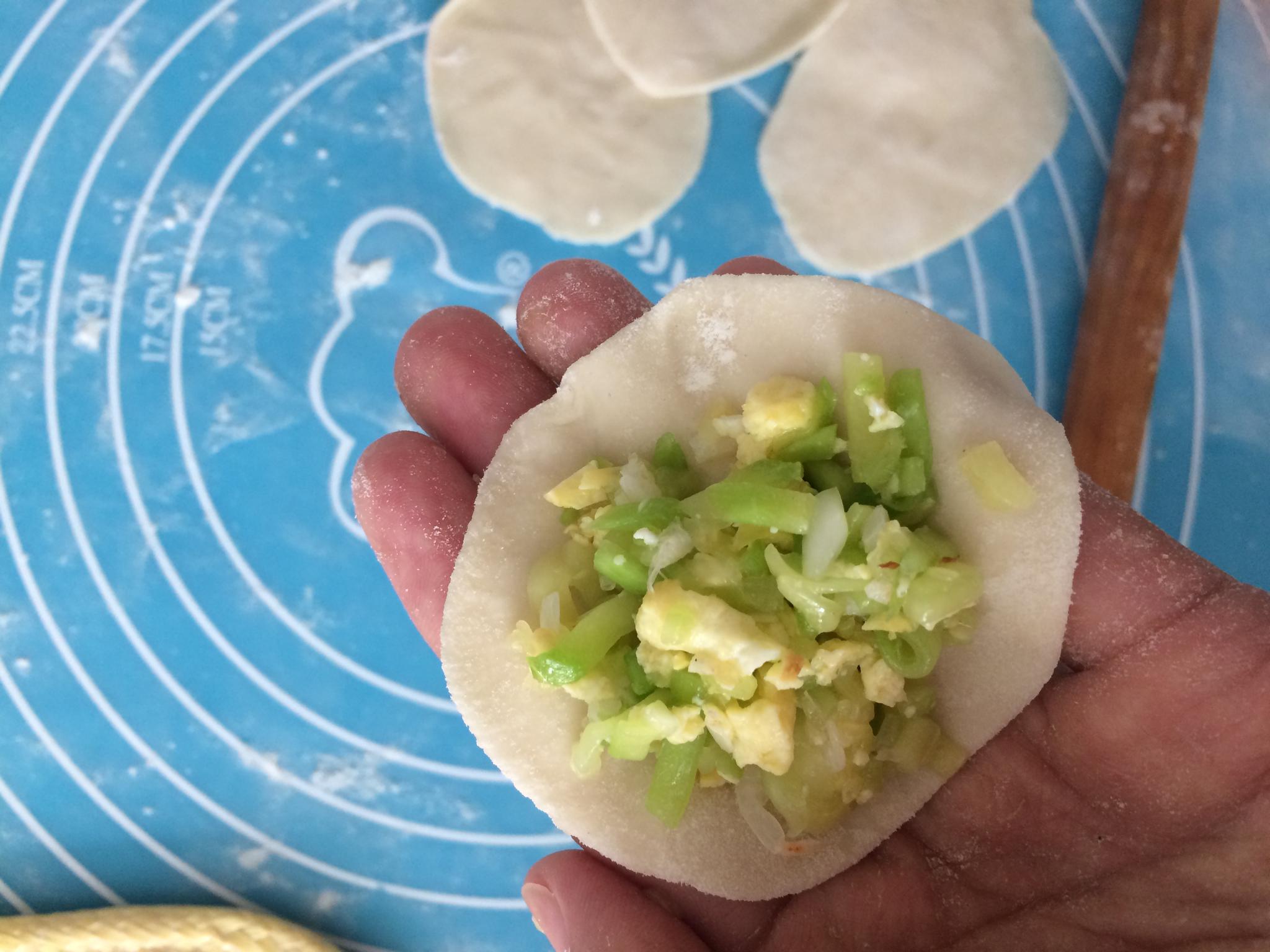 连续几天都是肉有点腻了,中午吃西葫芦馅素饺子,美味依旧