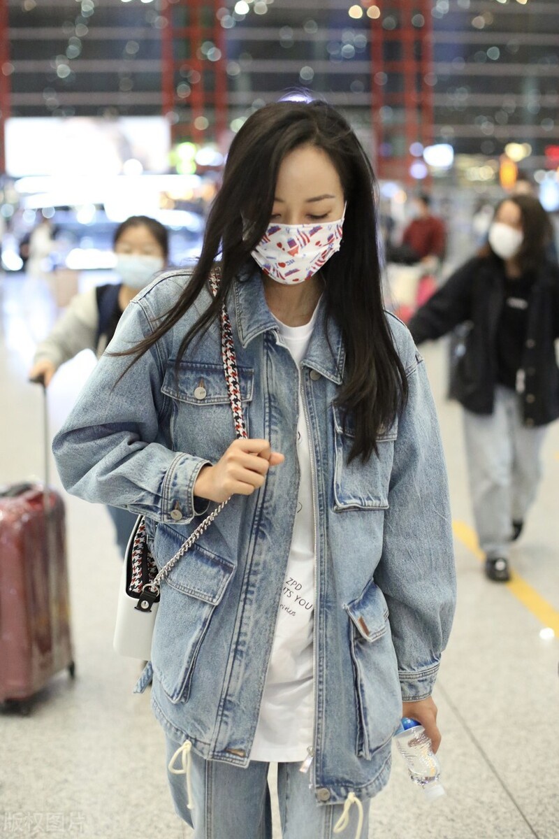 韩雪穿着一件牛仔外套,搭配的是配套的牛仔裤,一袭穿搭很温婉.