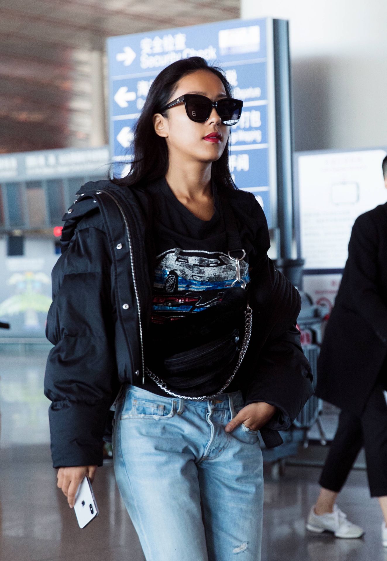 搭黑色针织衫也好看,针织衫会更有知性一些看吉克隽逸日常风格就晓得