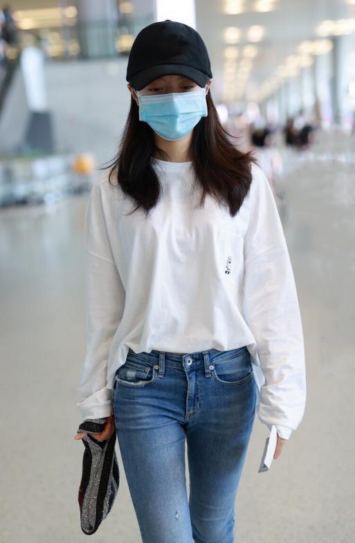 17岁赵今麦真会穿用白色卫衣配牛仔裤清新简约好时尚