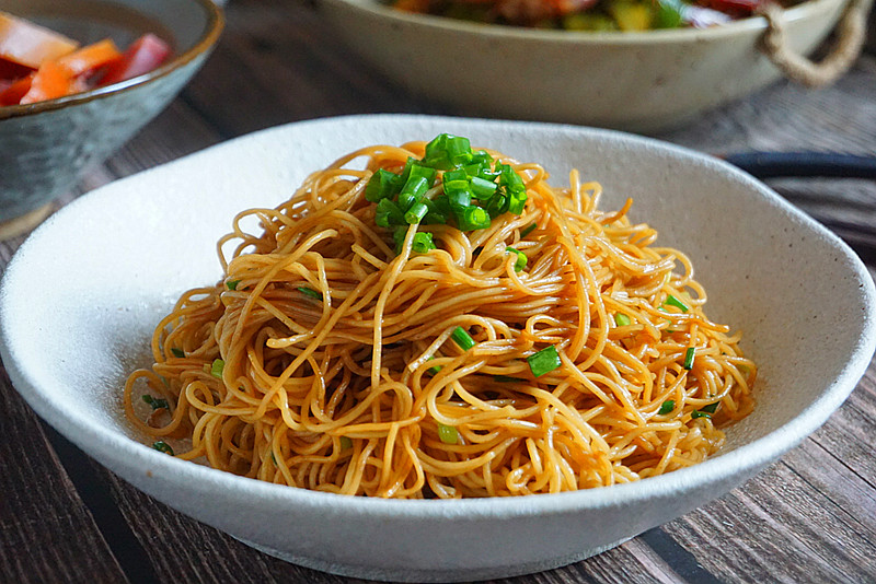 我教过大家很多种做法,什么酱油炒面啊,番茄炒面,鸡蛋炒面,豆角焖面