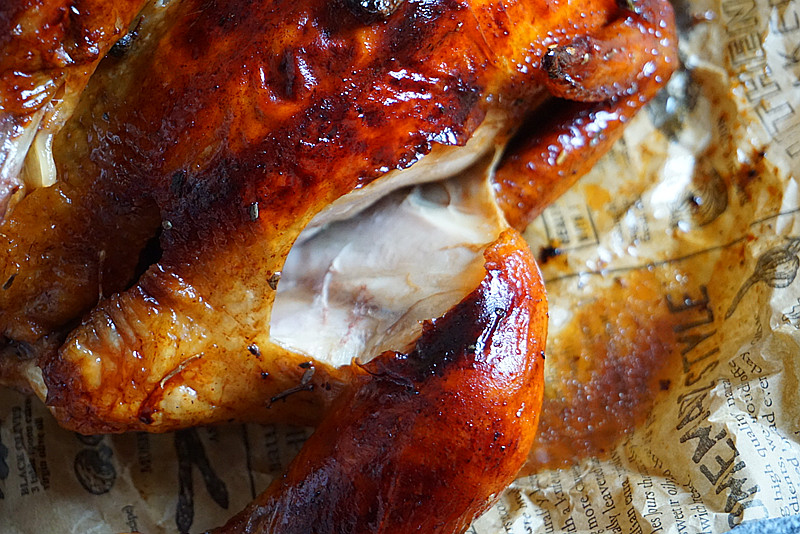 秒杀烤鸡店的蜜汁脆皮烤鸡,外皮焦香,肉汁饱满,教你几个小窍门