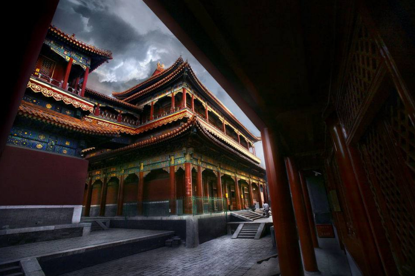 礼亲王府位于北京的皇城根脚下,在明代时,这里是皇帝的外戚宅院,到