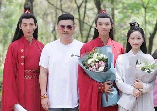 回看《琉璃》杀青照:成毅红衣惊艳,全员"吐血合照"认真的?