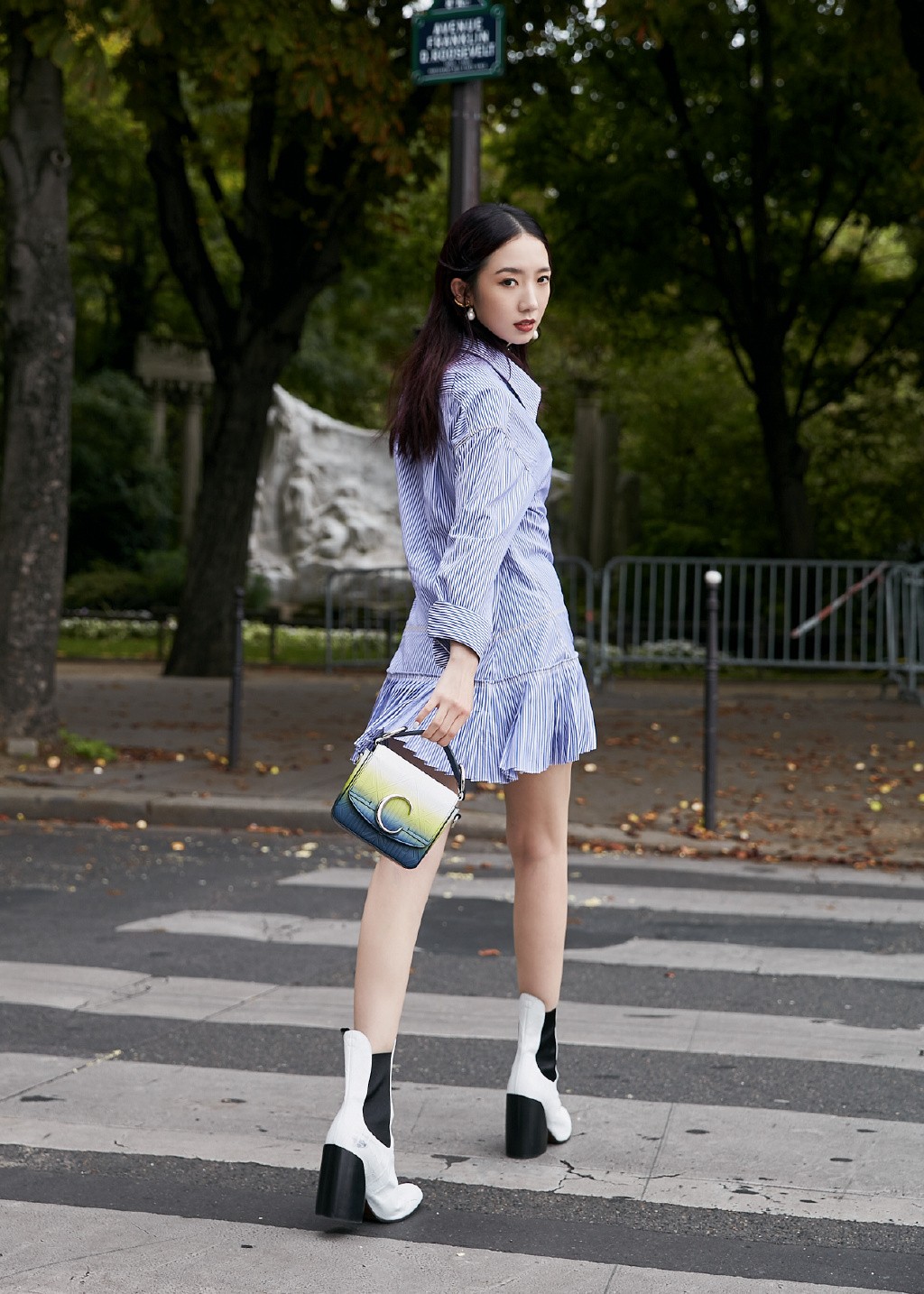 孟美岐身高165穿条纹超短裙配8千的短靴双腿细长引人羡慕