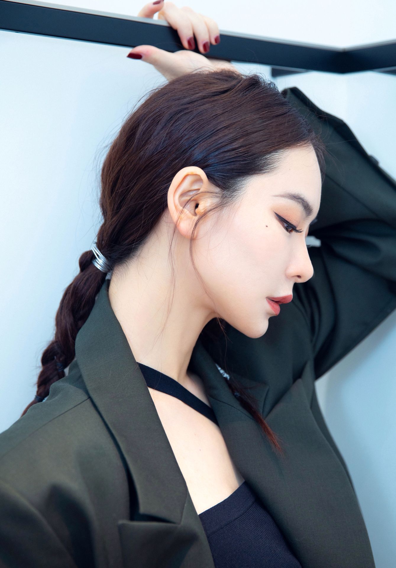 戚薇身穿纯黑look特有东方气质高挑又帅