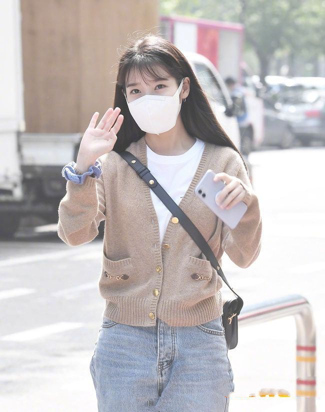 李知恩出街朴素大方又可爱宽大牛仔配小巧针织衣对比度超好看