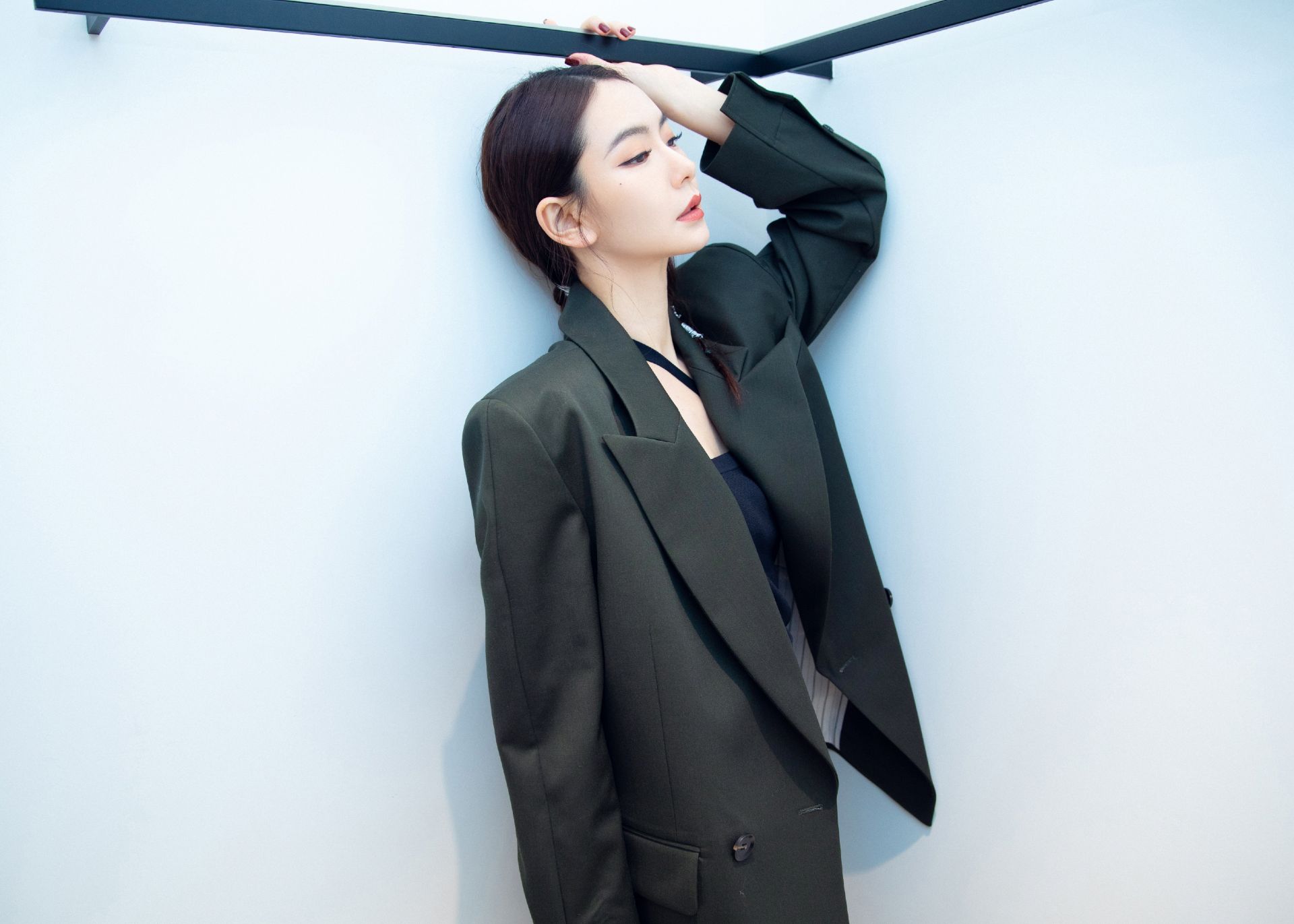 戚薇身穿纯黑look特有东方气质高挑又帅