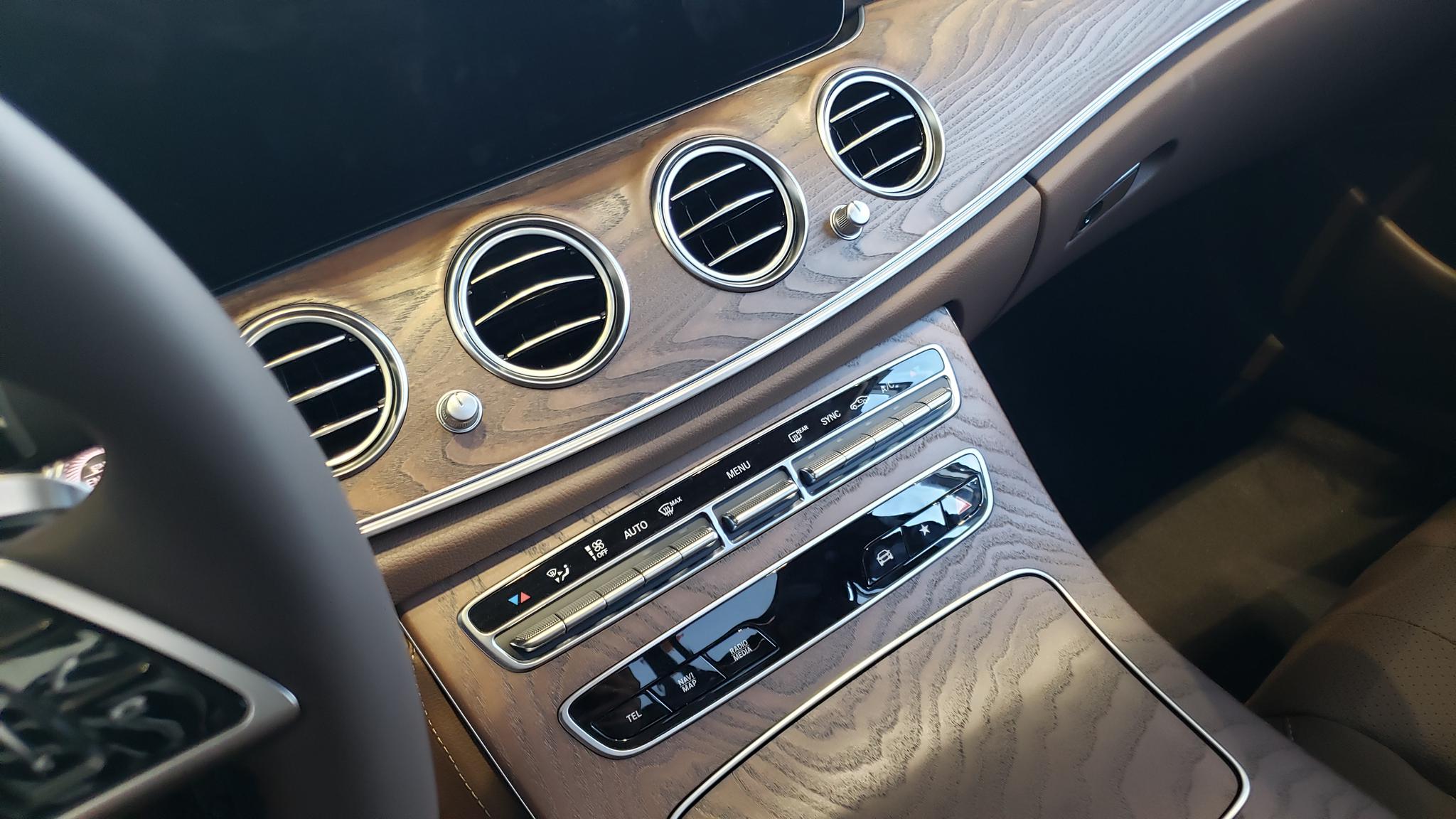 新款奔驰e级立标版到店,后排"小机器人"变猪腰子脸了