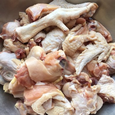 2,整鸡剁成小块洗净,加入适量料酒,生抽,葱蒜,花椒腌渍入味