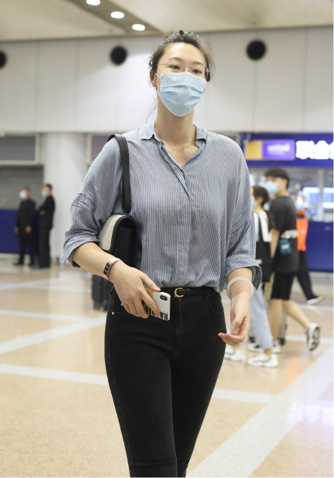 惠若琪机场造型不输超模穿条纹衬衫搭配牛仔裤气场全开