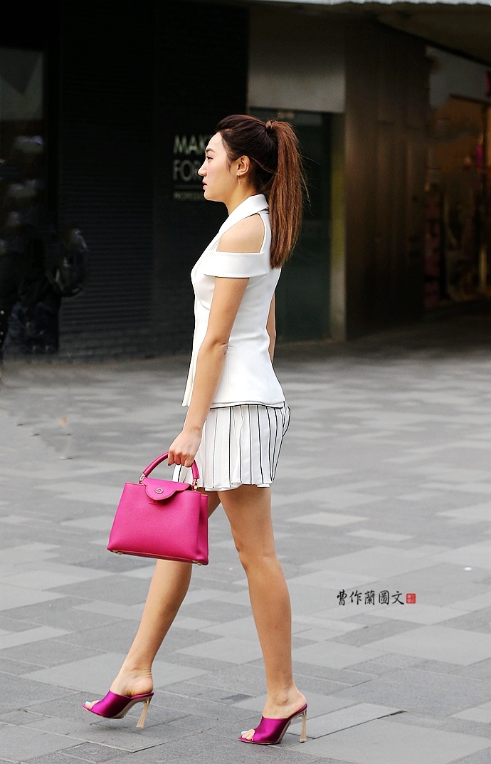 街拍钟爱细高跟凉鞋的美女