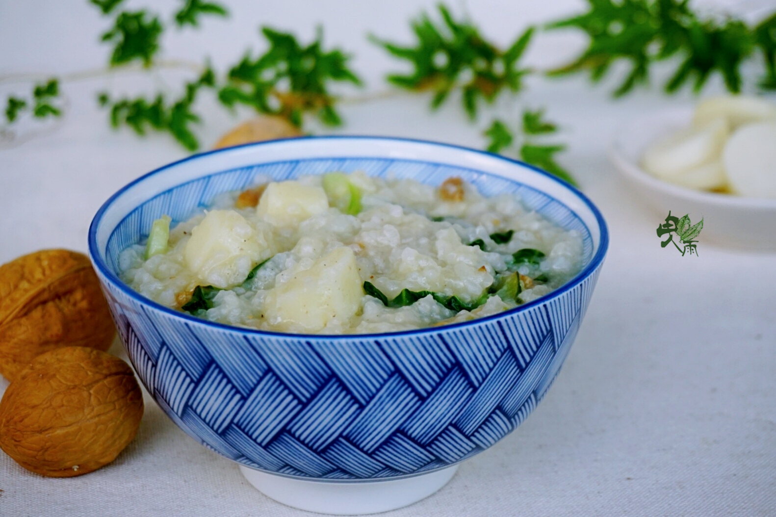 开学我家"神兽"的早餐粥,青菜加山药,一锅3元成本,精神一天