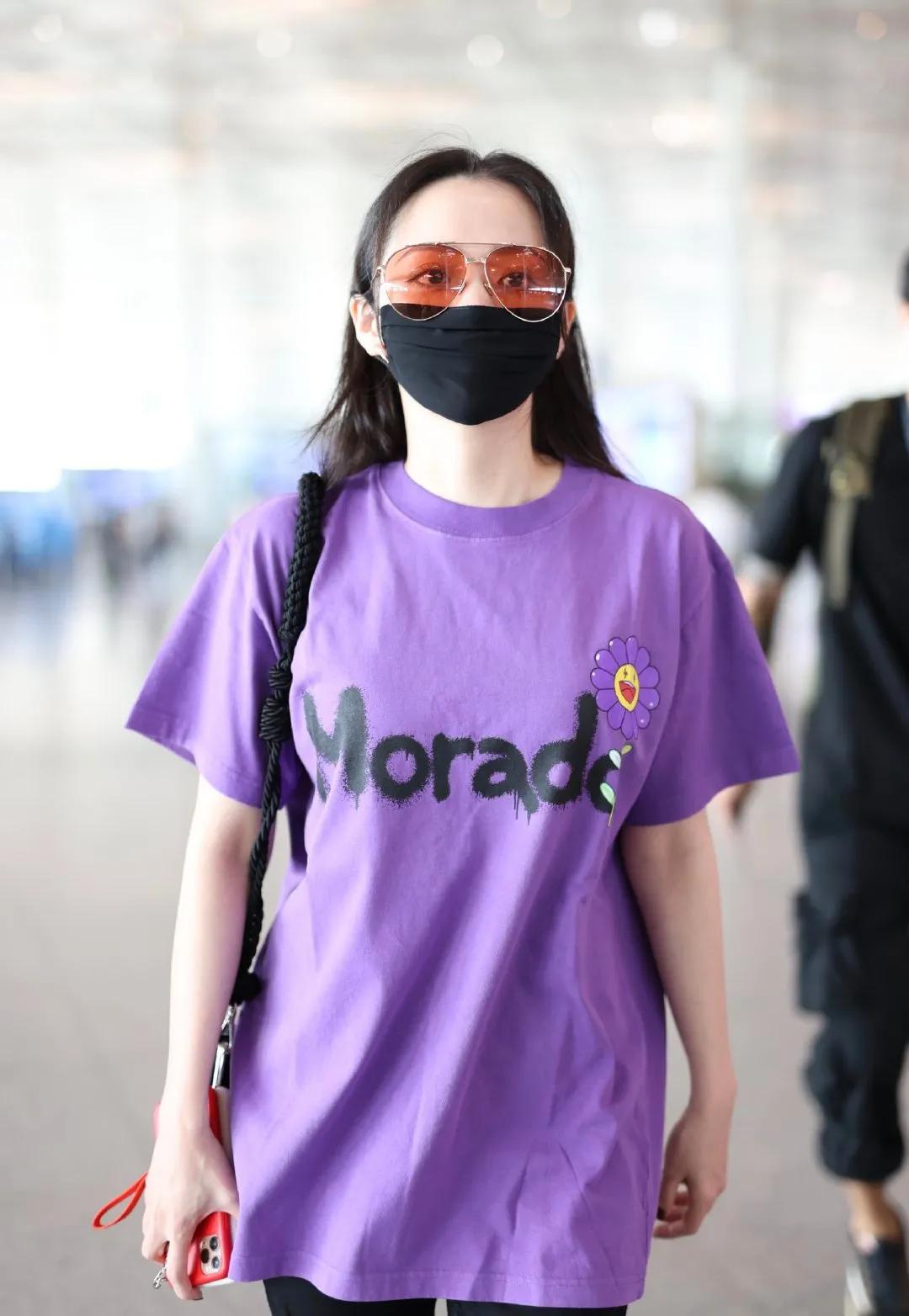 张靓颖被骂小三后走机场,紫色t恤配紧身裤个性十足,气场超强