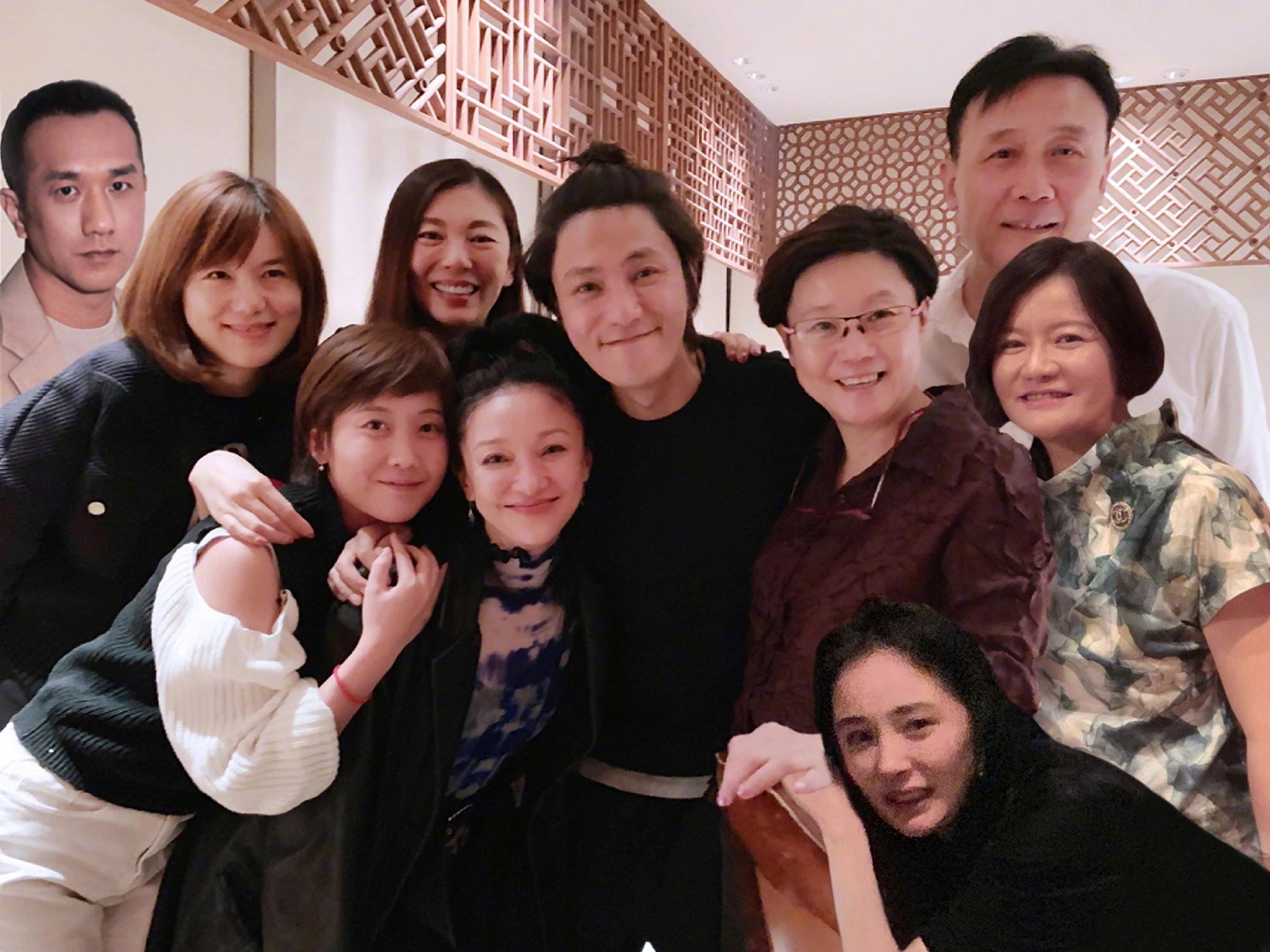 周迅晒群星大合照杨幂却像是被p上去的得知真相后哭笑不得