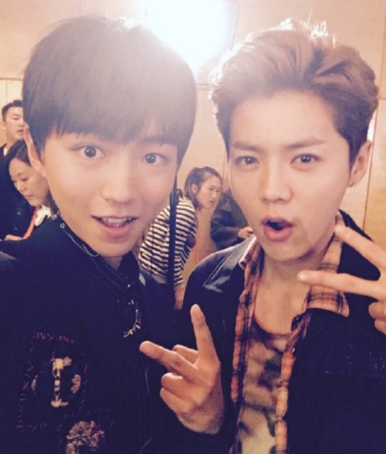 王源鹿晗在秋晚后台相遇,两人互动是亮点,没合作过但关系很铁