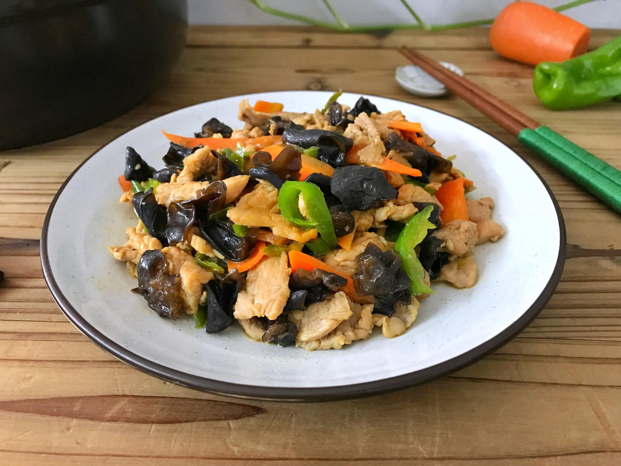 木耳炒肉,原先的年夜饭必有,处理肉有门道|木耳炒肉|瘦肉|年夜饭_新浪