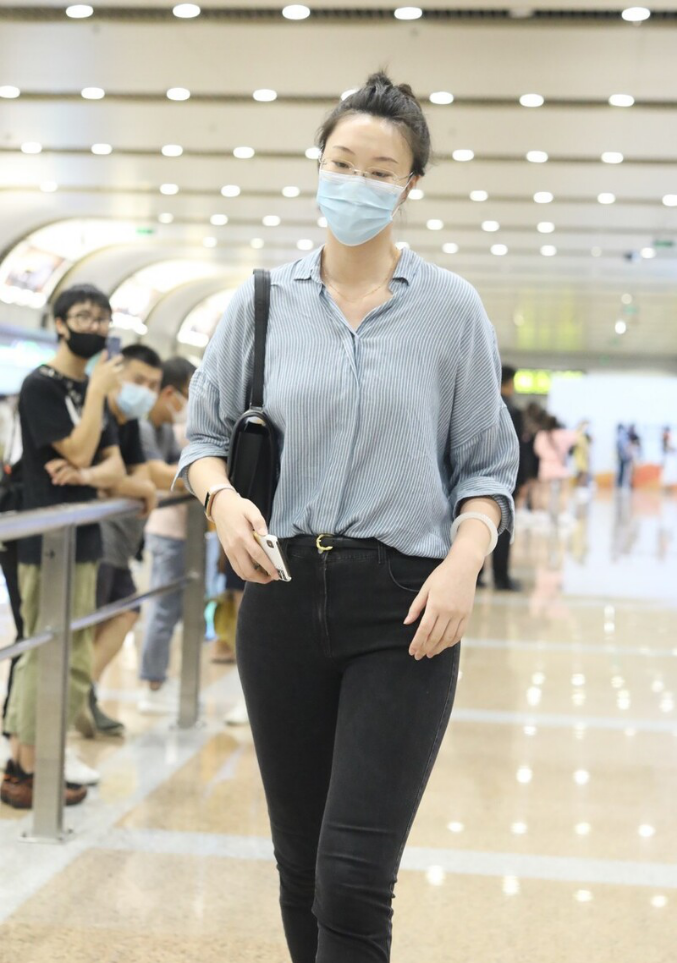 惠若琪机场造型不输超模穿条纹衬衫搭配牛仔裤气场全开