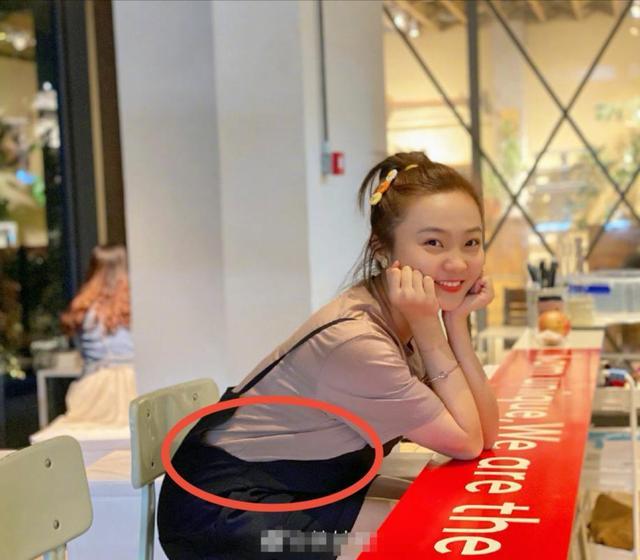 童星林妙可近照似贵妇!身穿旗袍臃肿不见腰,疑毕业大戏造型?