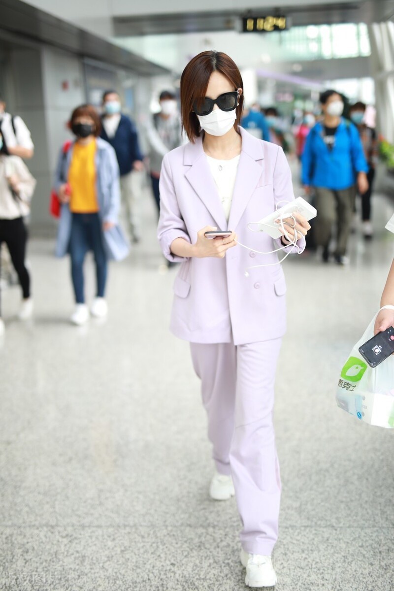 李一桐一袭薰衣草色西装现身机场面戴墨镜越来越成熟了