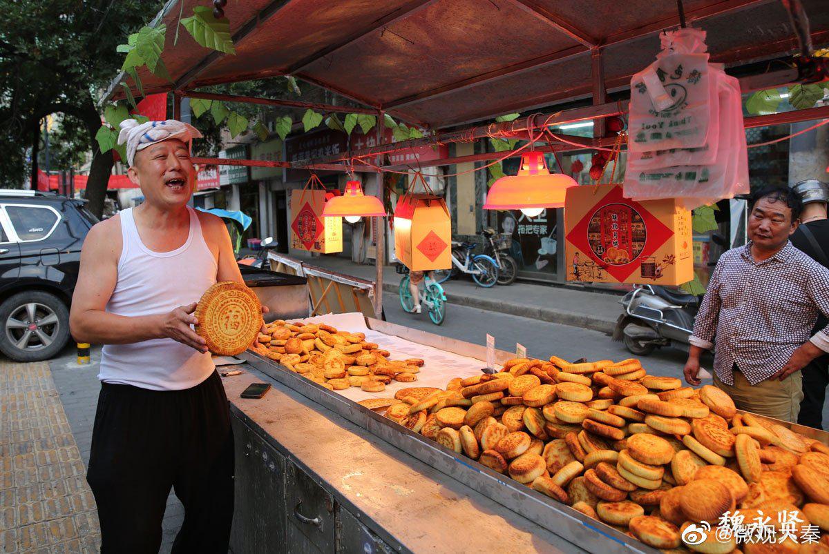 陕北手工月饼走俏西安古城,街头月饼摊一天做三千个月饼