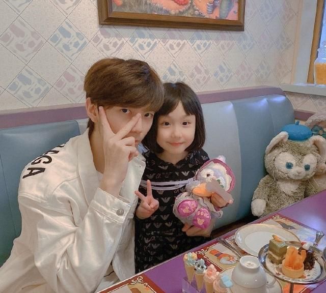 他晒出两人勾肩搭背的背影图,配文"今天是属于你的节日,父亲节快乐!