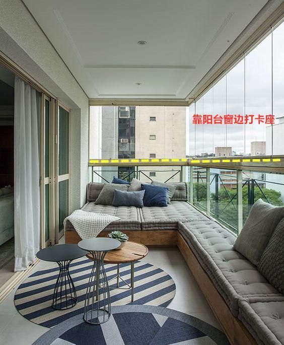 一个客厅带阳台准备打造休闲阳台,想着给围上一圈卡座,装修过3套房的