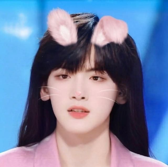 六号位的翟潇闻,一看看过去简直要萌化人,也太讨喜了吧.