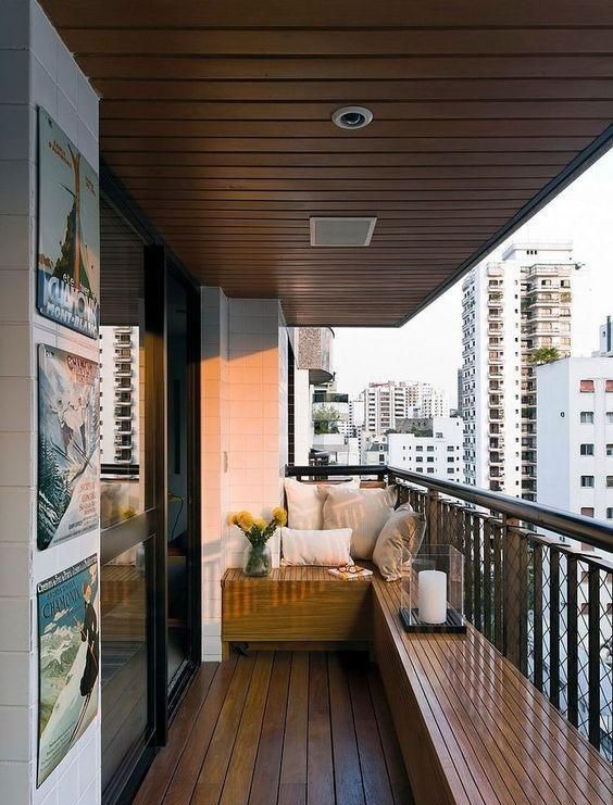 靠着阳台窗打一圈卡座,相当于半米高的防护栏了!还能做休闲区