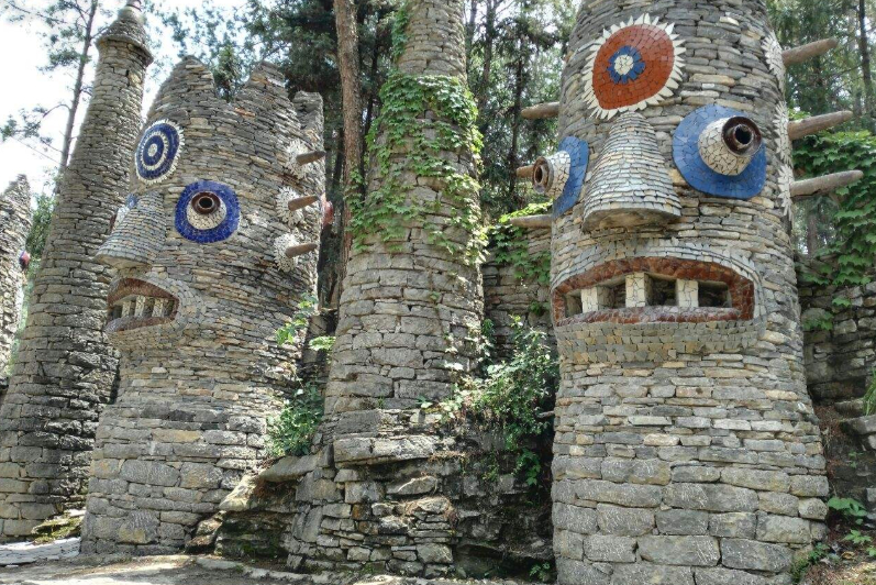 贵州"石头王国"走红,阵仗堪比兵马俑,网友:童话里都是骗人的