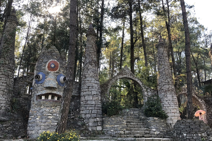 贵州"石头王国"走红,阵仗堪比兵马俑,网友:童话里都是骗人的