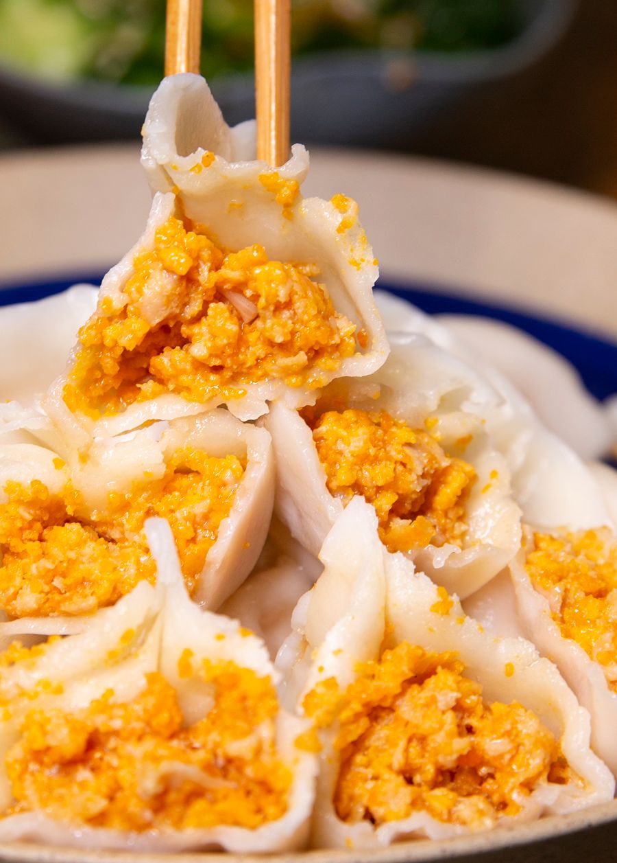 一大板新鲜海胆塞在饺子里,原汁原味的海胆水饺,放了一大板新鲜海胆