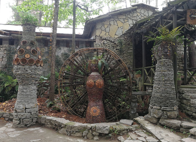 贵州"石头王国"走红,阵仗堪比兵马俑,网友:童话里都是骗人的