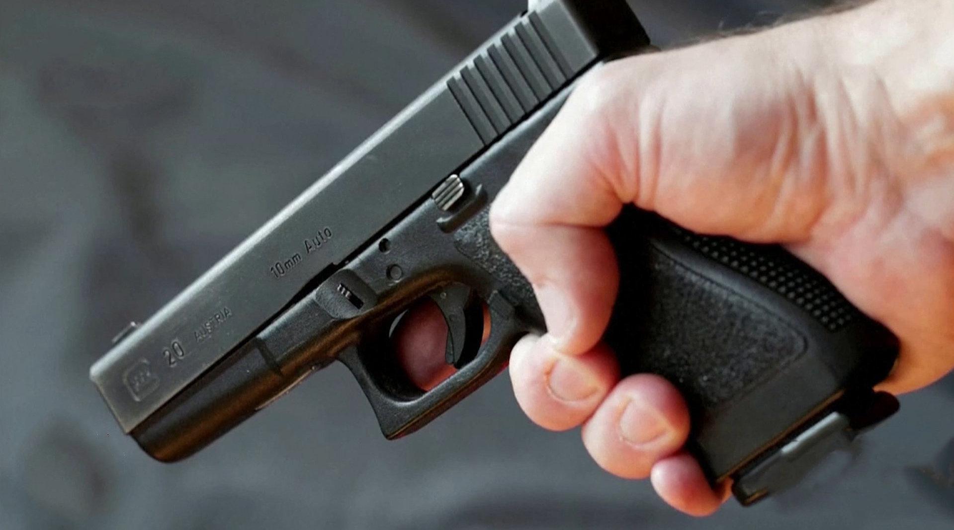 英外交大臣保镖上膛手枪遗落飞机