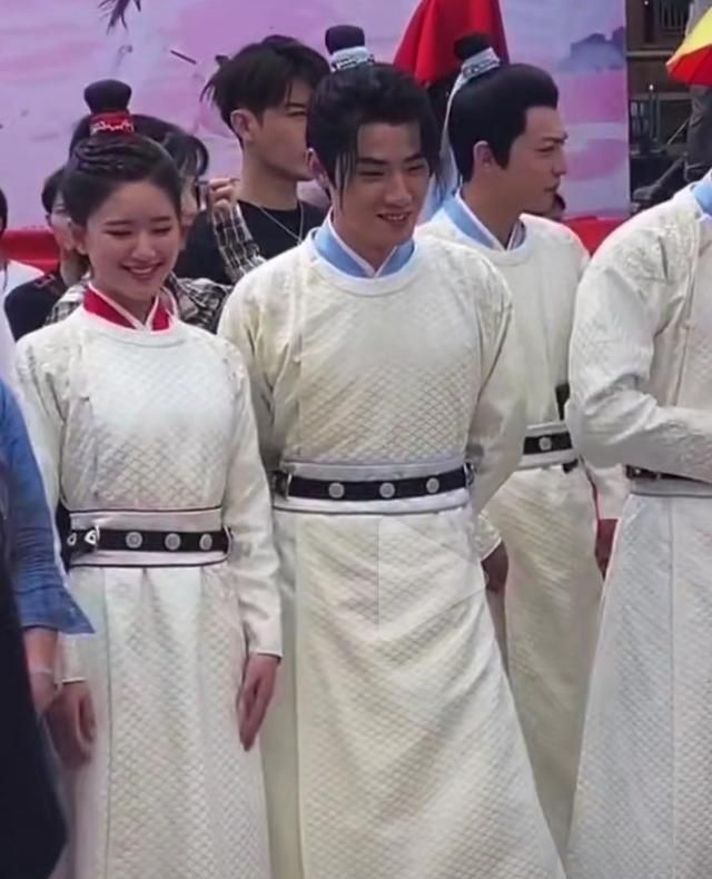 赵露思与任豪同框笑容好甜观众直呼俊男美女的搭配太养眼