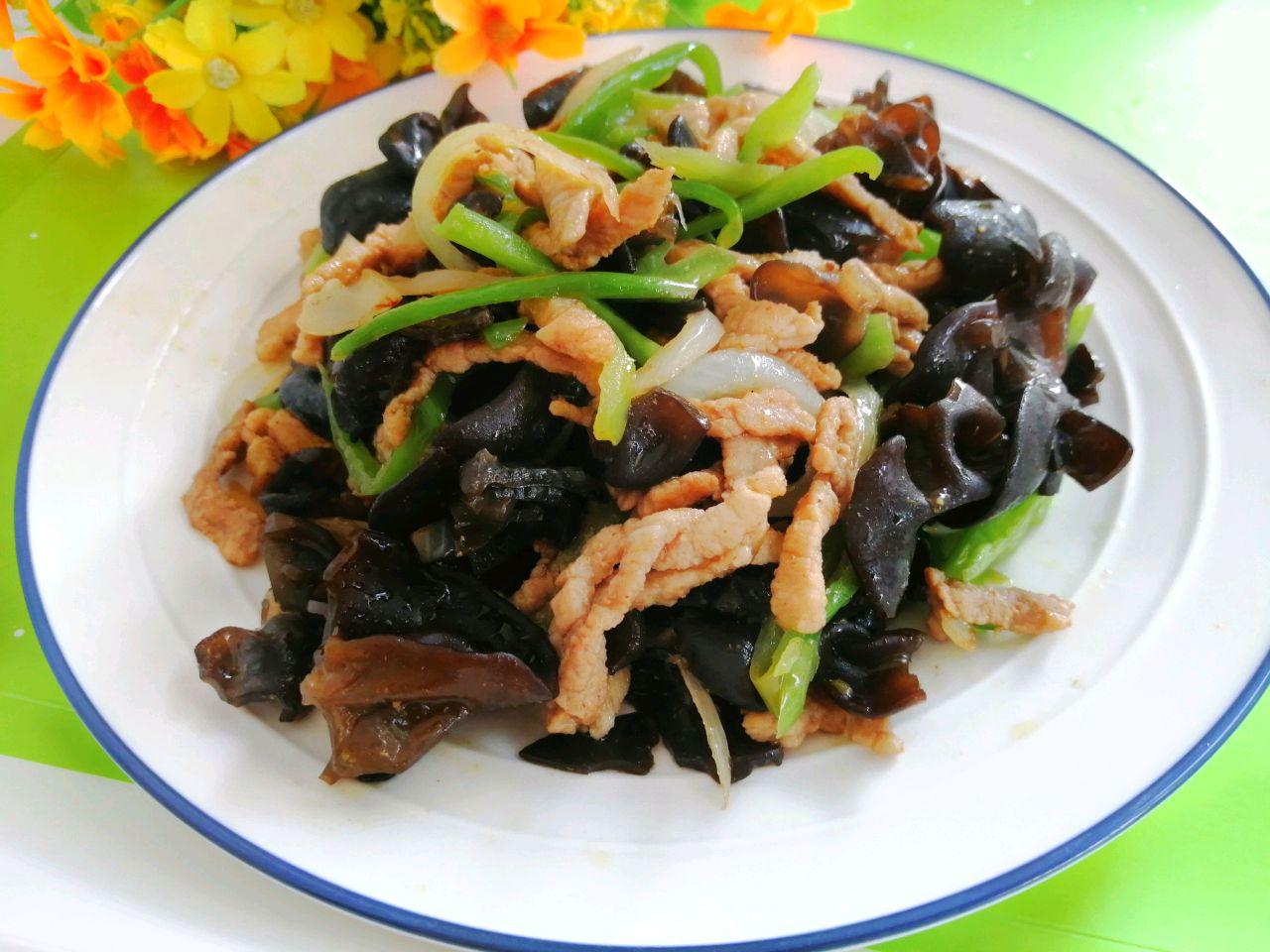 简简单单家常菜木耳炒肉原先的年夜饭必有处理肉有门道