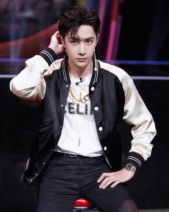 一波王炸团舞全灭,抢七却成队内秀,王一博默默捡回凳子太可爱