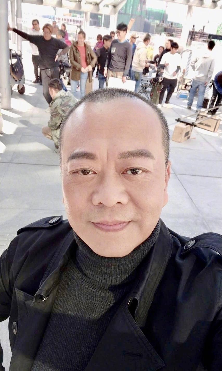 欧阳震华上传年轻照片,浓浓马赛克风和如今有差距,曾被指靠老婆|欧阳