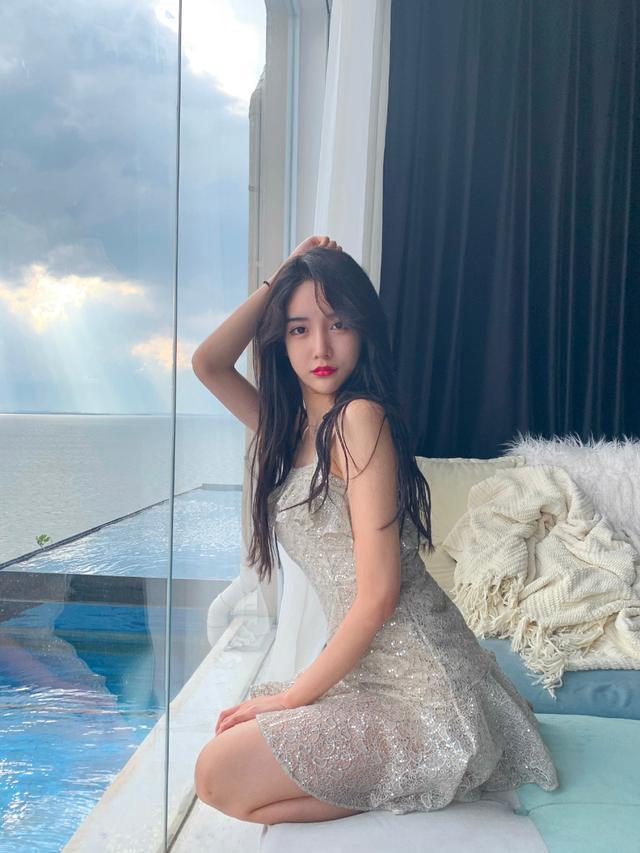 女装大佬艾比,穿旗袍勒出"芭比"身材,连女生都自愧不如