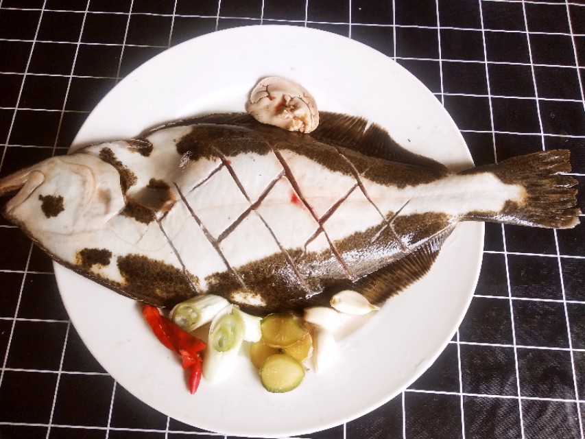 处理鸦片鱼:鲜活的鸦片鱼刮去鱼鳞,从鱼鳃处入手把内脏拽出来,然后