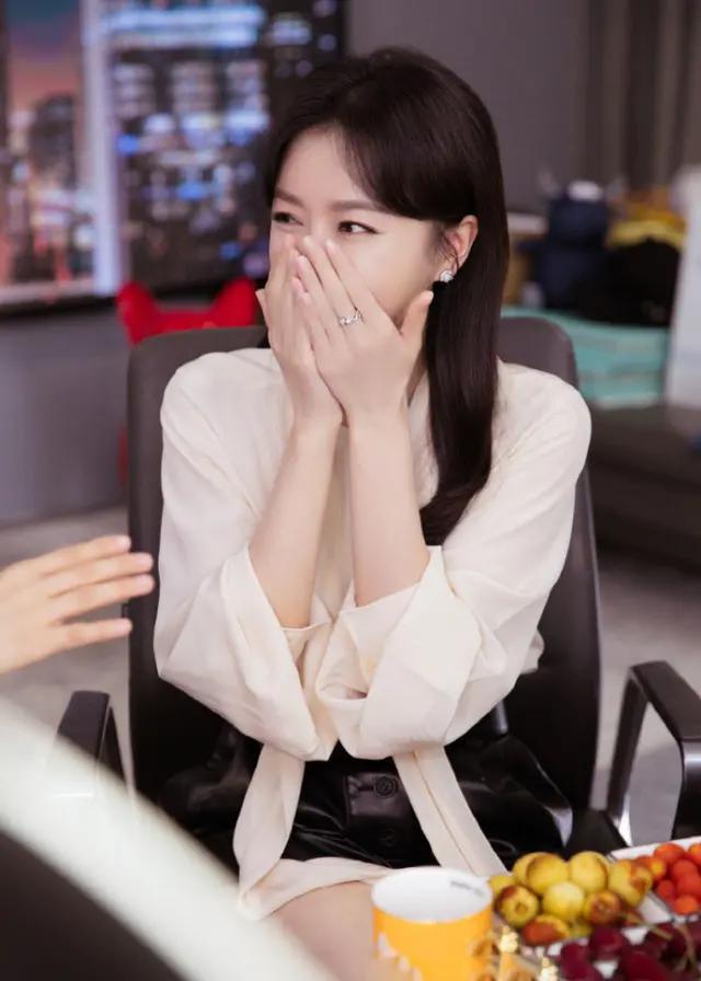 秦岚做客薇娅直播间山风姐姐一秒认出乾隆额头可酷可萌可搞笑