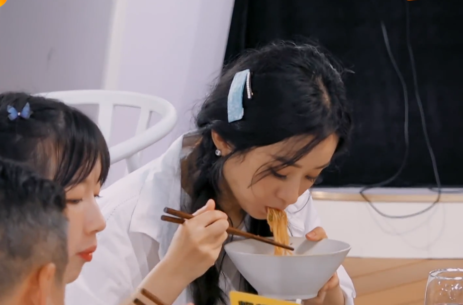 中餐厅嘉宾吃面条都配红茶谁注意赵丽颖喝啥女星该有的优雅