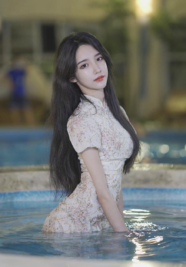 女装大佬艾比,穿旗袍勒出"芭比"身材,连女生都自愧不如