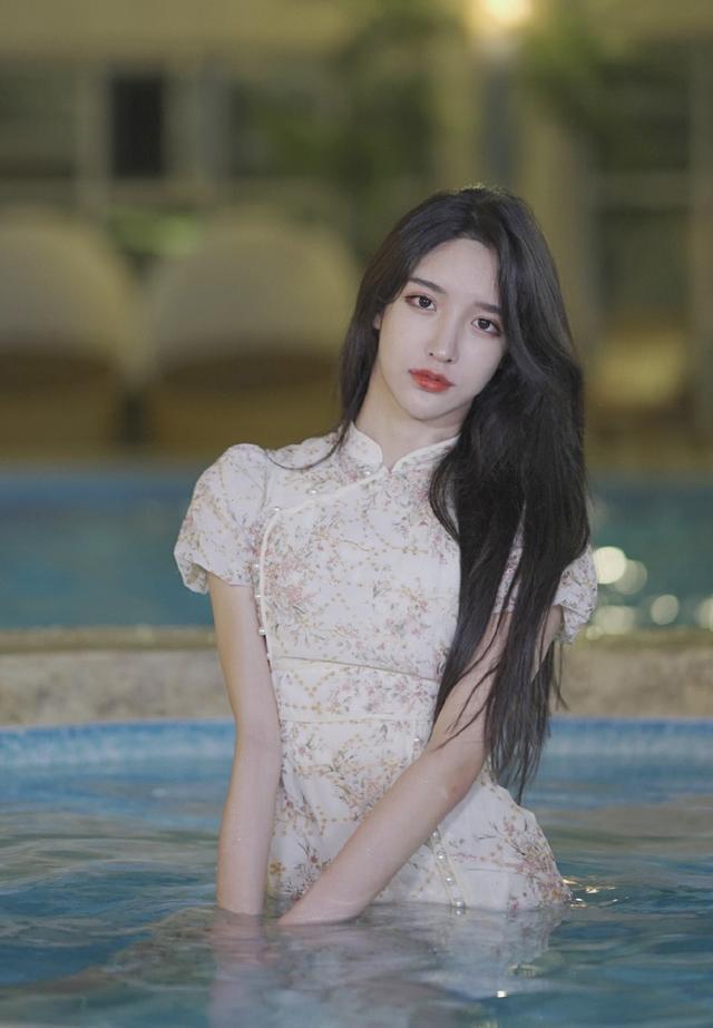 女装大佬艾比,穿旗袍勒出"芭比"身材,连女生都自愧不如