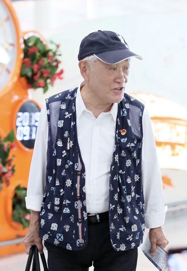 老戏骨牛犇只身现身机场,身穿花俏无袖夹克,精神气十足