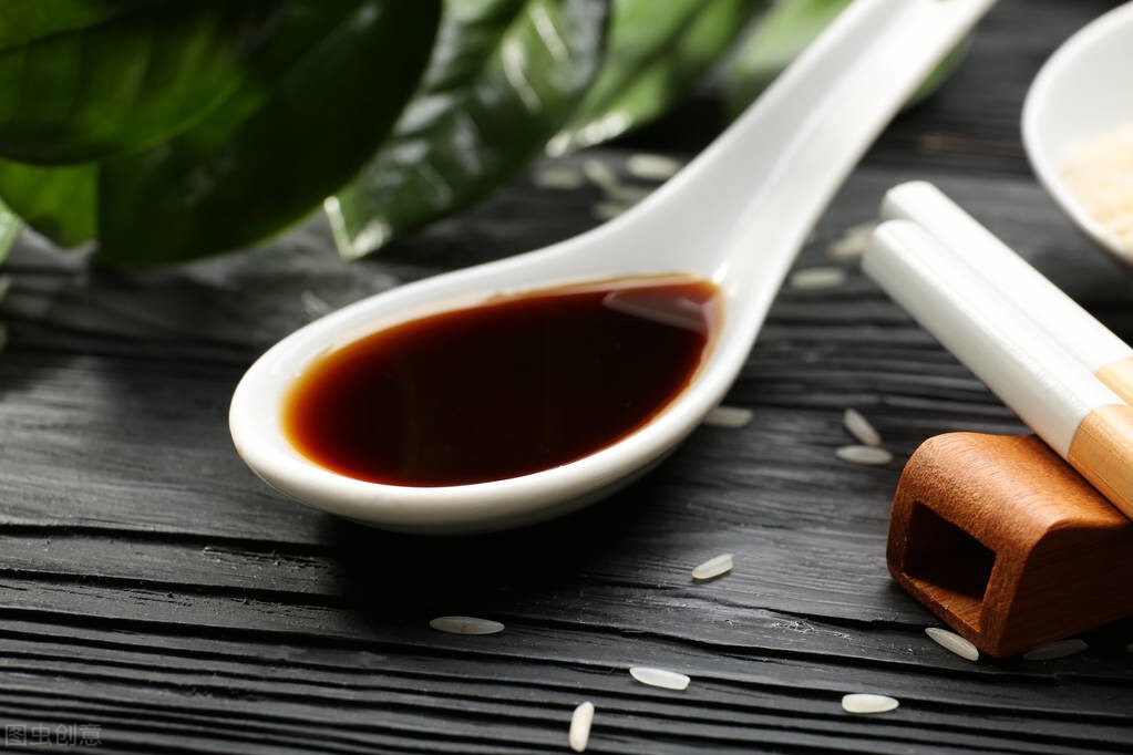 半碗水半勺盐1勺淀粉1勺白糖1勺蚝油1勺老抽2勺生抽趁炖煮的时间,我们