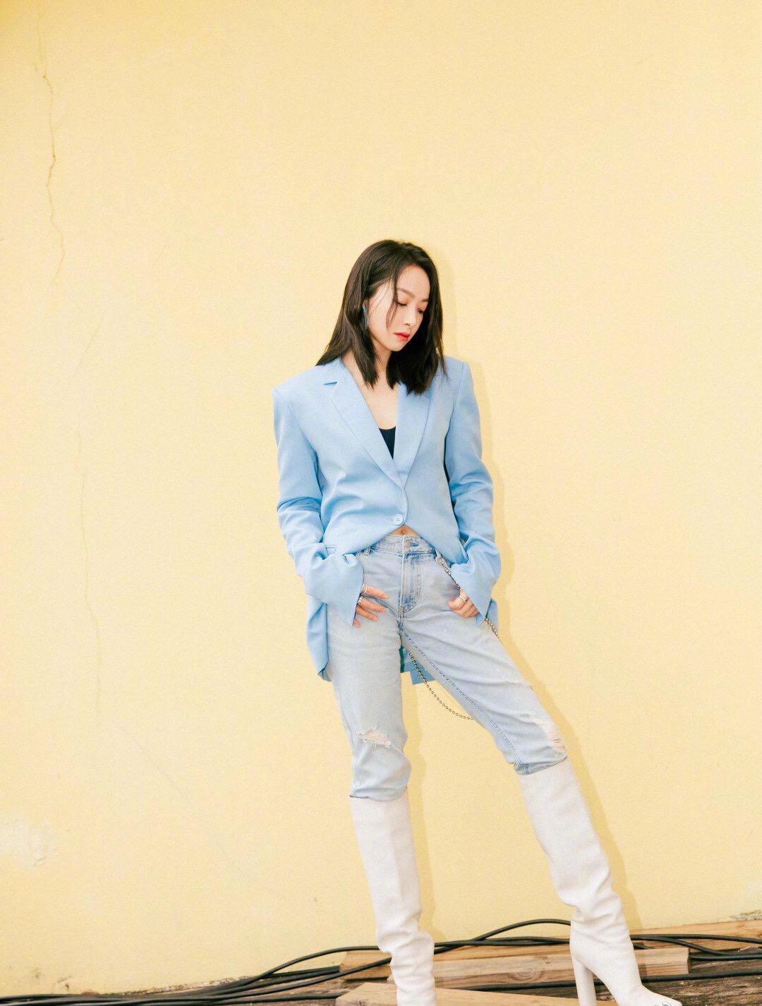 杨乐乐不愧是汪涵的老婆,穿粉色西装配牛仔裤走机场,时尚又减龄