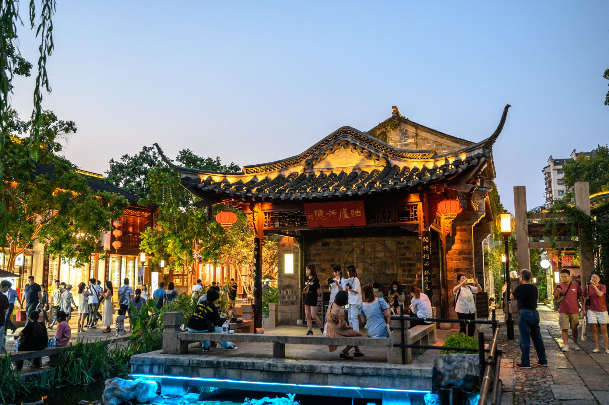 南京老门东,再现了老城南传统古民居风貌,夜色下尽显古香古色